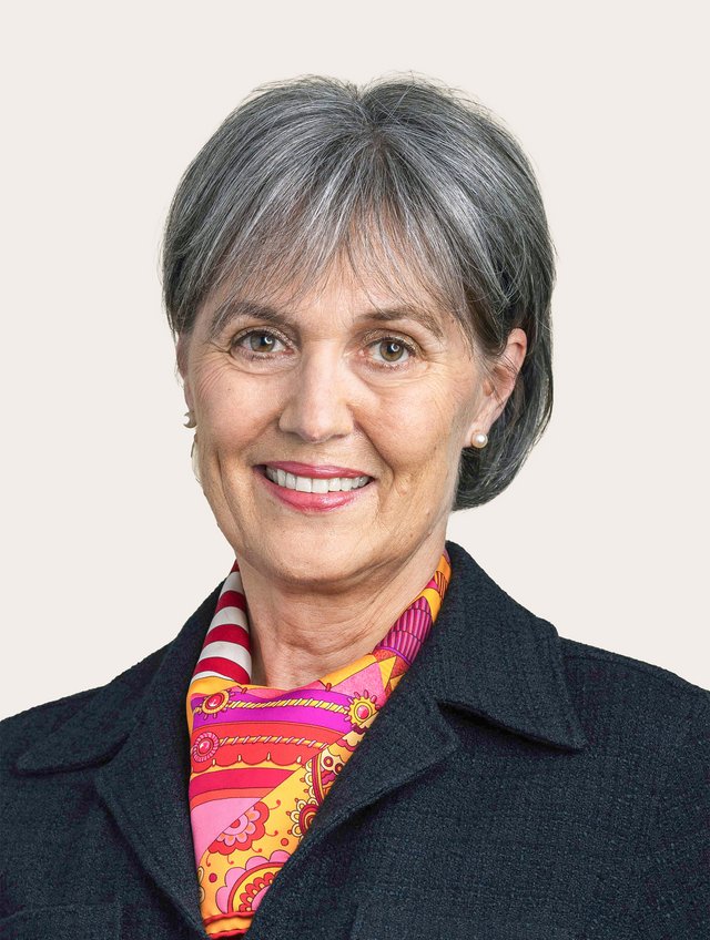 Ein Foto von Silvia Thalmann Gut vor beigem Hintergrund