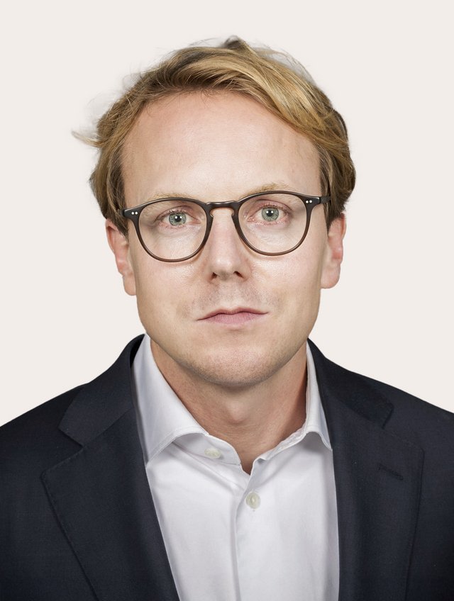 Ein Foto von Benedict Neff vor beigem Hintergrund.